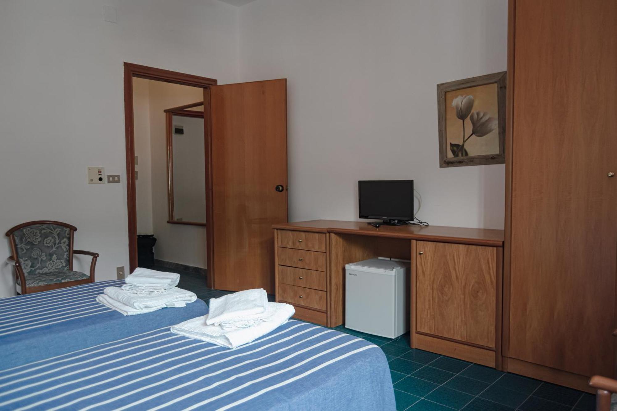 Hotel Mediterraneo グアルディア・ピエモンテ・テルメ エクステリア 写真